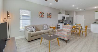 Quiet Houston Home - 9 Mi to Downtown Aquarium!