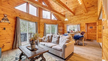 House (6 Bedrooms) | Interior