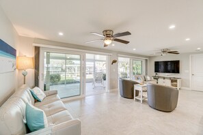 TV - Englewood Vacation Rental ~ 2 Mi to Beach! (Englewood)