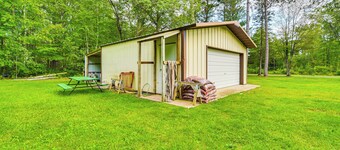 Hayward Home w/ Private Deck, Fire Pit & Kayak!