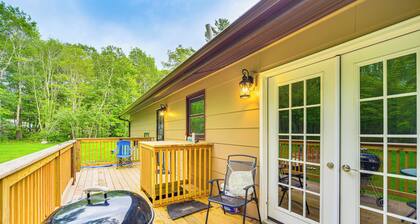 Hayward Home w/ Private Deck, Fire Pit & Kayak!