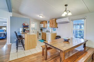 Una cocina moderna con armarios de madera, una mesa de comedor y una barra.