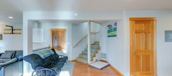 Quaint Mount Vernon Studio Rental w/ Big Lake View
