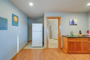 Apartment (0 Bedroom) | Interior - Quaint Mount Vernon Studio Rental w/ Big Lake View (Mount Vernon)