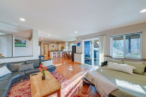 Apartment (0 Bedroom) | Interior - Quaint Mount Vernon Studio Rental w/ Big Lake View (Mount Vernon)