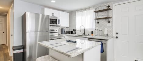 Mikrobølgeovn, ovn, kokeplater og oppvaskmaskin