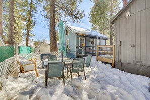 House (2 Bedrooms) | Interior - Cozy Cabin w/ Deck - 2 Mi to Bear Mountain Resort! (Big Bear Lake)