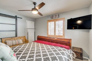 House (2 Bedrooms) | Interior - Cozy Cabin w/ Deck - 2 Mi to Bear Mountain Resort! (Big Bear Lake)