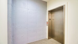 A narrow hallway with a textured wall and a carpeted floor. - Downtown Lynchburg Condo w/ James River Views (Lynchburg)