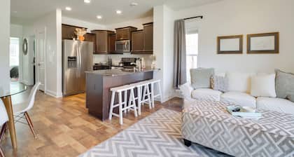 Walkable Lynchburg Condo w/ Private Balcony
