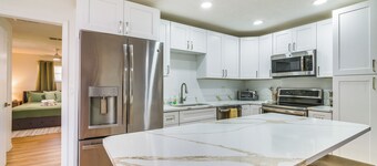 Home w/ Screened Porch, Near Weeki Wachee Springs!