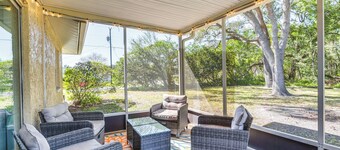 Home w/ Screened Porch, Near Weeki Wachee Springs!