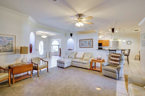 Walk to Lake: Home w/ Screened Porch in Sebring!