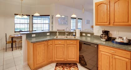 Walk to Lake: Home w/ Screened Porch in Sebring!