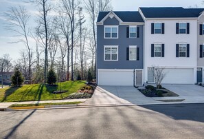 Apartment (3 Bedrooms) | Interior - 30 Mi to Downtown DC: Charming Dale City Townhome! (Woodbridge)