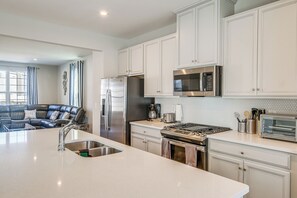 Apartment (3 Bedrooms) | Interior - 30 Mi to Downtown DC: Charming Dale City Townhome! (Woodbridge)