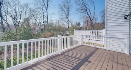 30 Mi to Downtown DC: Charming Dale City Townhome!