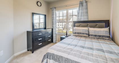 30 Mi to Downtown DC: Charming Dale City Townhome!
