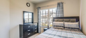 30 Mi to Downtown DC: Charming Dale City Townhome!