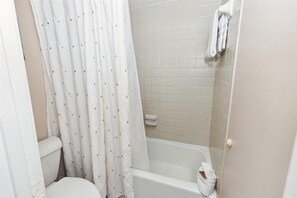 Apartment, 1 Schlafzimmer | Badezimmer | Handtücher