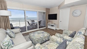 Condo, 1 Bedroom | Living area