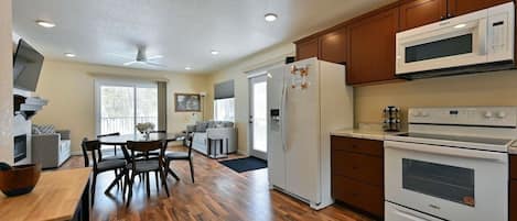 Maison, 6 chambres | Cuisine privée | Réfrigérateur, un four, cafetiÚre-théiÚre, grille-pain
