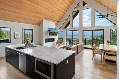 Mountain Vista 3 Bedroom Chalet by RedAwning