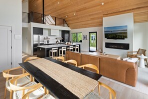 Chalet, 3 Bedrooms | Dining