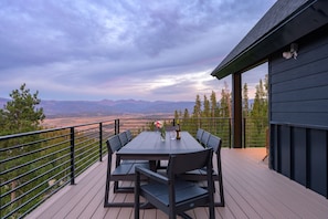 A deck with a table and chairs, overlooking a mountainous landscape. - Mountain Vista 3 Bedroom Chalet by RedAwning (Tabernash)