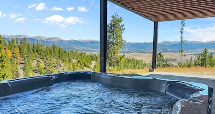 Mountain Vista 3 Bedroom Chalet by RedAwning