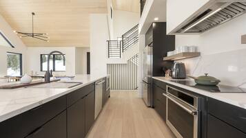 Chalet, 3 Bedrooms | Private kitchen | Fridge, oven, coffee/tea maker, toaster