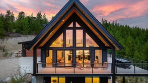A modern cabin with a large deck, a kitchen area, and a dining space. - Mountain Vista 3 Bedroom Chalet by RedAwning (Tabernash)