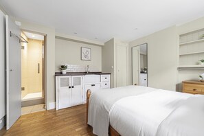 Studio | Cribs/infant beds, free WiFi, bed sheets - The Oval Studios (London)