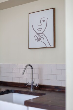 Studio | Private kitchen | Full-size fridge, stovetop, toaster, highchair - The Oval Studios (London)