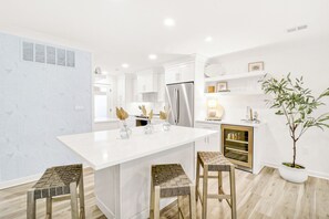Fridge, microwave, oven, stovetop - Luxe Experience, Totally Renovated, Exceptional Kitchen & Outdoors (Hilton Head Island)