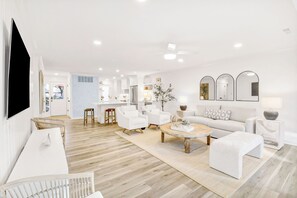 Smart TV, books, video library - Luxe Experience, Totally Renovated, Exceptional Kitchen & Outdoors (Hilton Head Island)