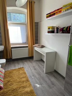 Toallas, jabón, shampoo, papel de baño 