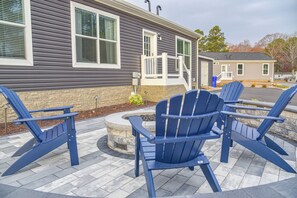 Terrace/patio - Stunning-waterfront, beach, pools, family fun (Long Neck)