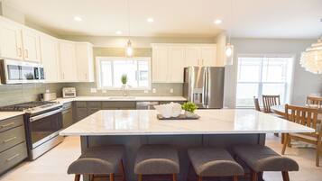 Geladeira, micro-ondas, lava-louças, cafeteira/chaleira