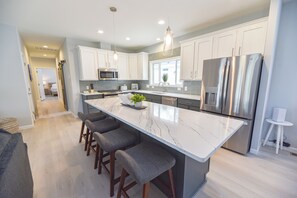 Geladeira, micro-ondas, lava-louças, cafeteira/chaleira