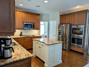 Réfrigérateur, micro-ondes, lave-vaisselle, cafetière/bouilloire