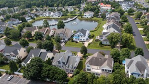 Una zona residenziale con case, uno stagno e un molo.