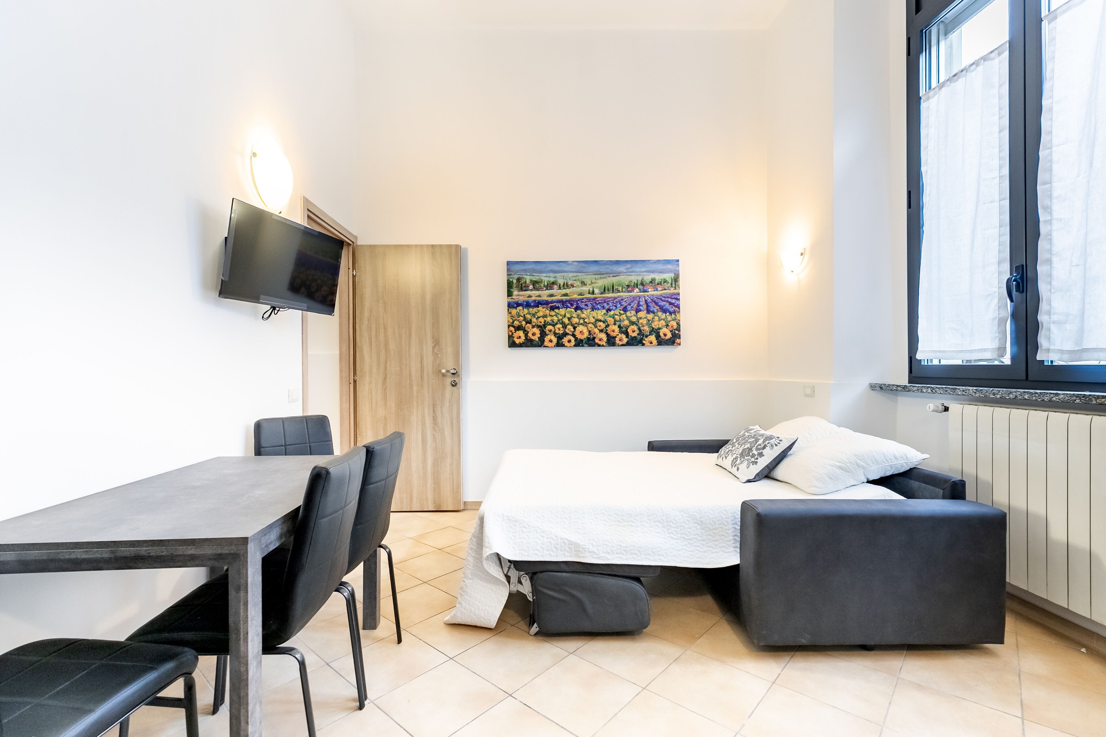 Comfort Apartment | Ruang tamu | 32 inci televisyen skrin rata dengan kabel 