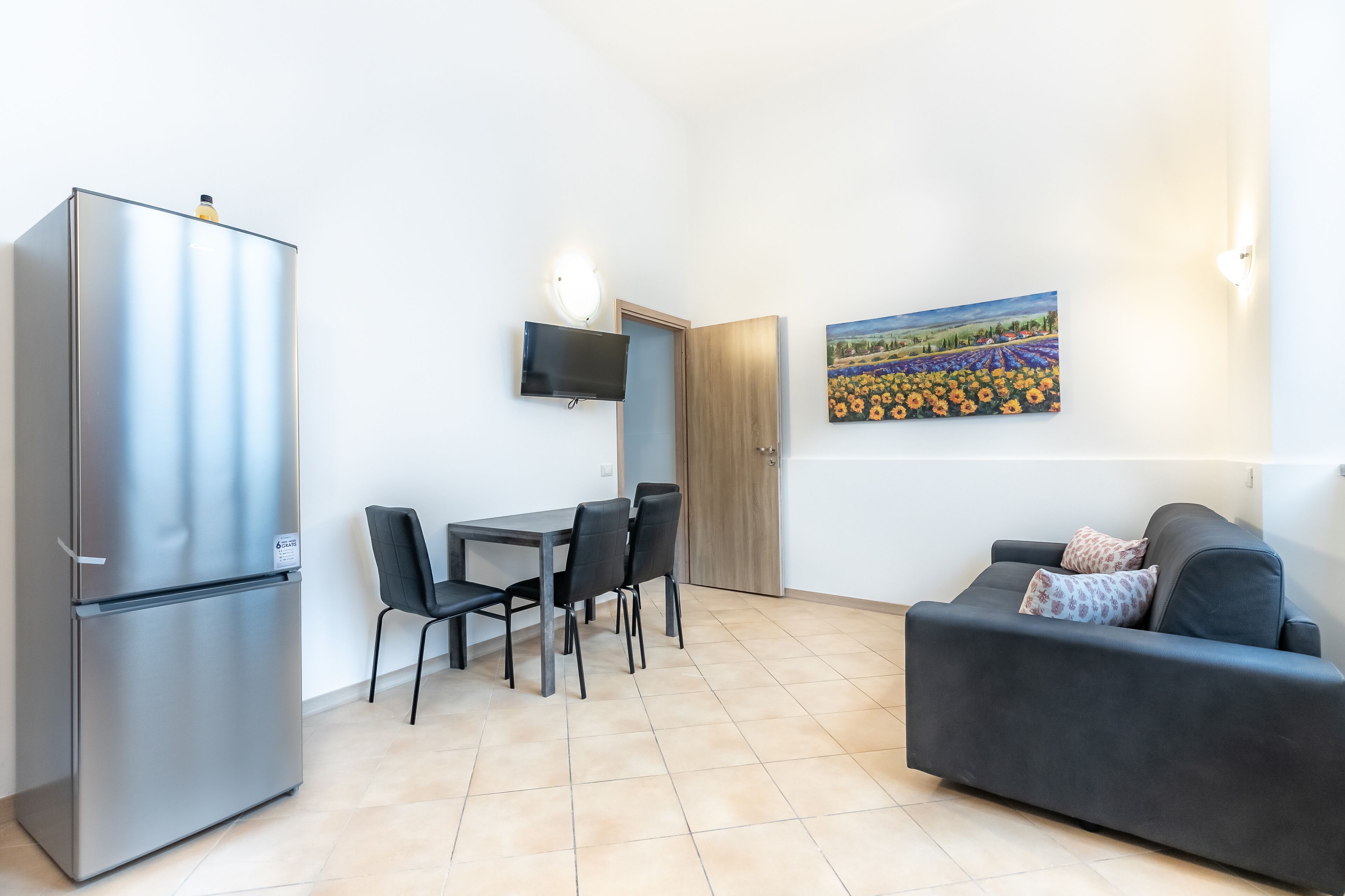 Appartamento Comfort | Area soggiorno | TV a schermo piatto 32 pollici con canali via cavo
