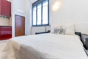Deluxe Apartment | Living area | 32-inch flat-screen TV with cable channels - Alessia's Flat- Torretta (Bergamo)