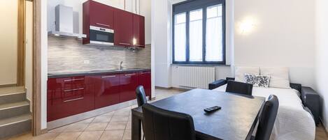 Appartamento Deluxe | Area soggiorno | TV a schermo piatto 32 pollici con canali via cavo