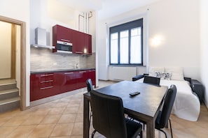 Deluxe Apartment | Living area | 32-inch flat-screen TV with cable channels - Alessia's Flat- Torretta (Bergamo)