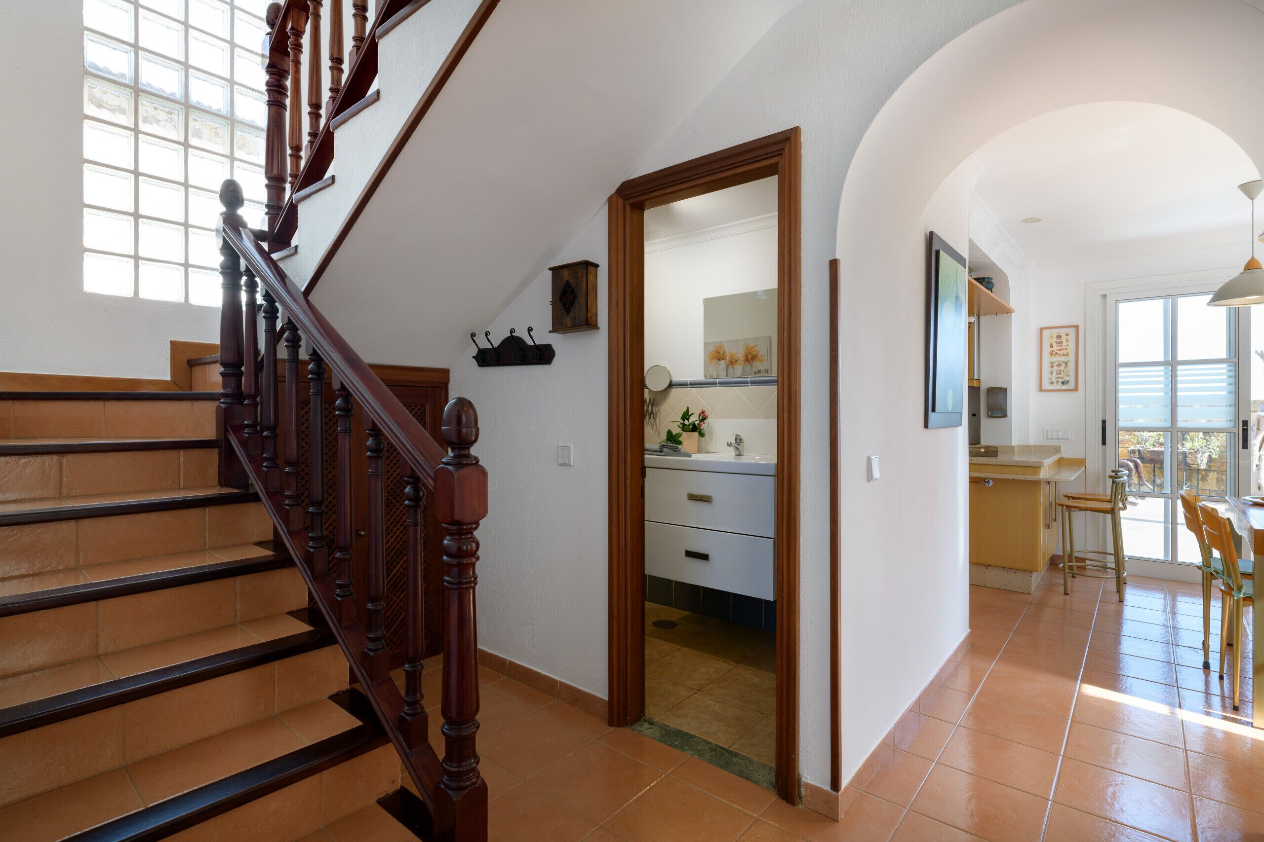 Una escalera conduce a una cocina con vistas al exterior.