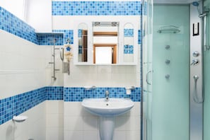 Shower, hair dryer, bidet, towels - Casa Vitani (Como)