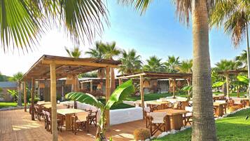 Family Villa, Multiple Bedrooms, 2 Bathrooms (Lalzit Bay Dream Villa) | Tempat makan luar